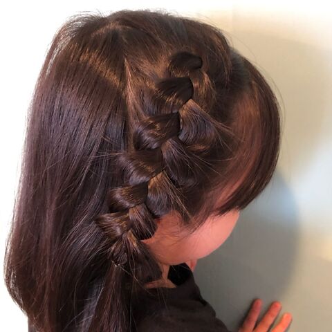 子どもヘアアレンジ 2つのポイントでボリューム三つ編みヘア 暮らしニスタ 子どもヘアアレンジ 2つのポイントでボリューム三つ編みヘア 暮らしニスタ