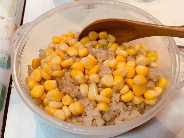 玄米ご飯とコーンに昆布つゆを混ぜる。