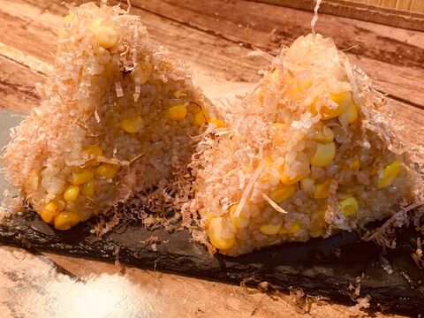 超簡単 ホールコーンと昆布つゆを混ぜるだけ玄米おにぎり 暮らしニスタ