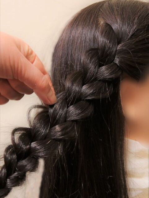 三つ編み を2本しばっただけのおしゃれアレンジ 暮らしニスタ