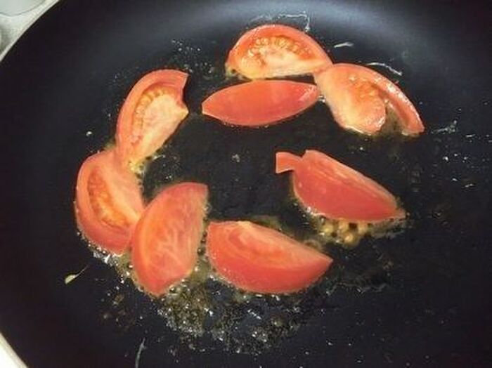 3.トマトを炒める