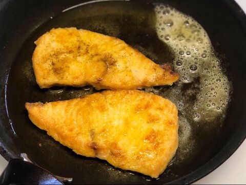 カジキマグロのカレー醤油ムニエル 簡単レシピ 魚 時短 節約 お弁当 暮らしニスタ カジキマグロのカレー醤油ムニエル 簡単レシピ 魚 時短 節約 お弁当 暮らしニスタ