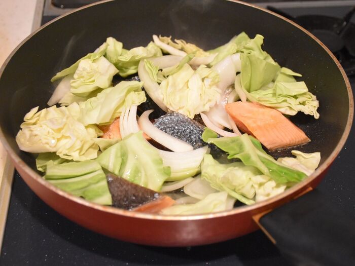 鮭を囲むように野菜を敷き詰めます。