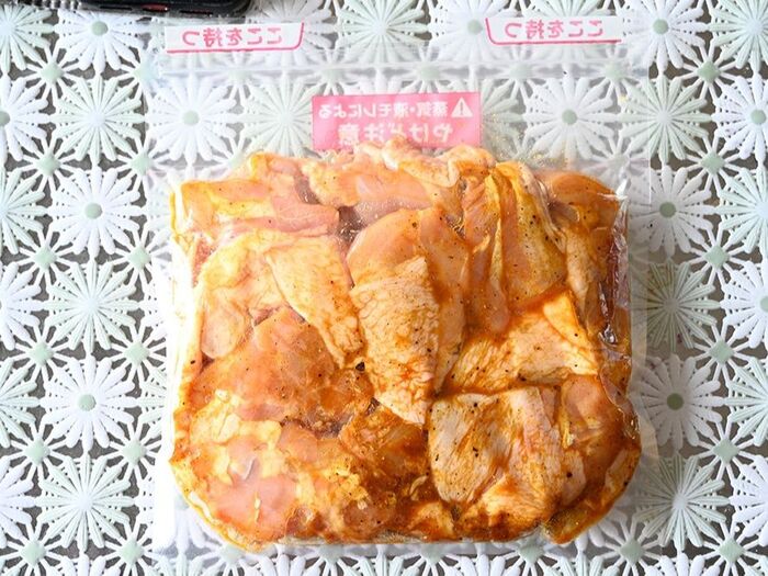 作り方2：鶏肉は皮目からフォークで数か所ぷすぷす刺し、圧力調理バッグに入れ、1を加え、バッグの上から手でもみ込む。