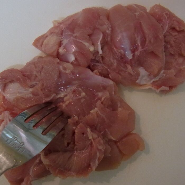 鶏もも肉の下処理をします。