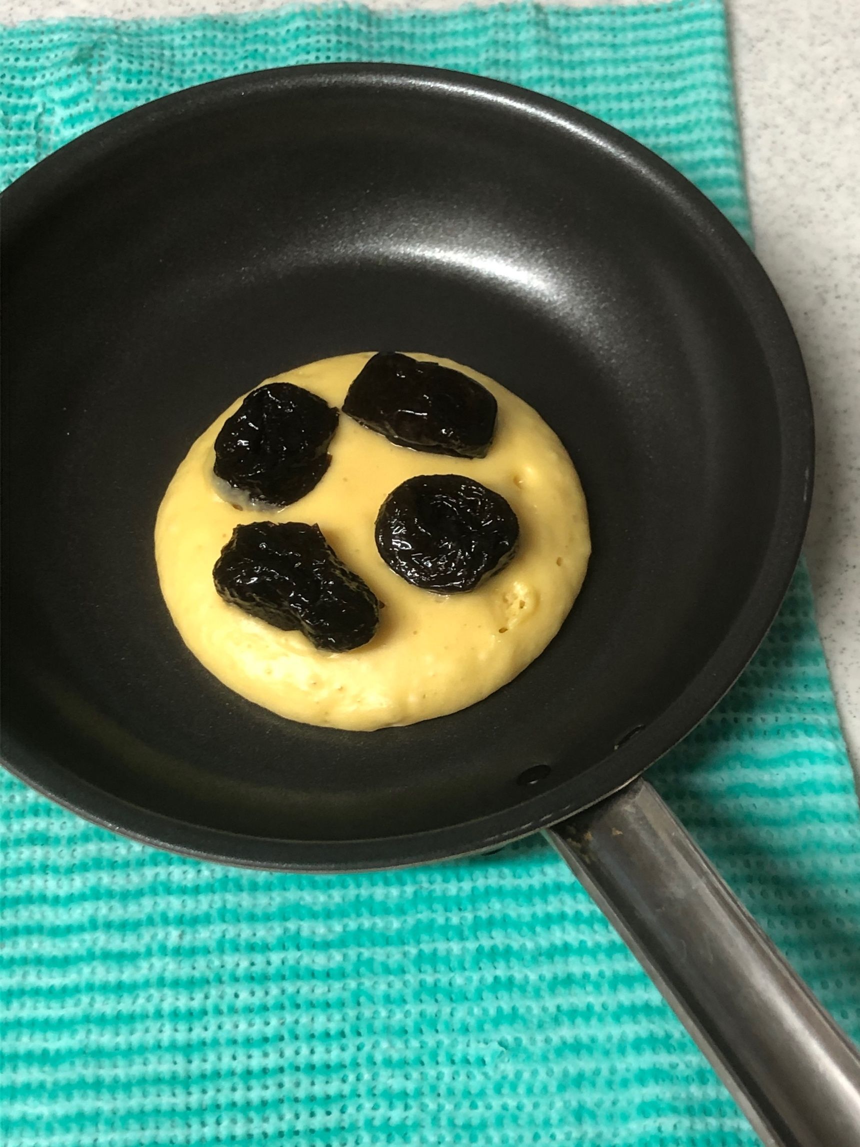 プルーン入りパンケーキを焼く