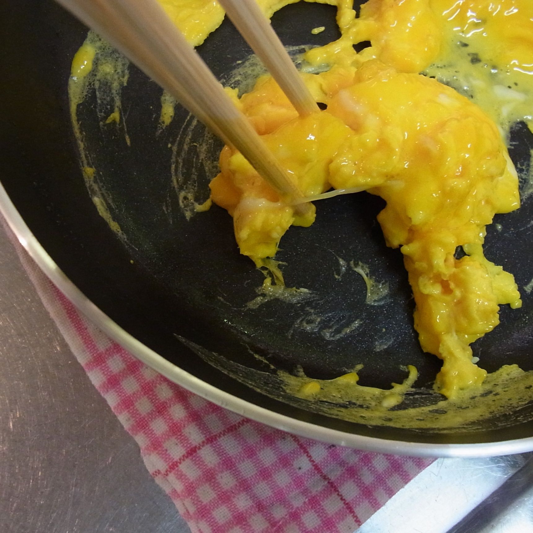 炒り玉子を作ります。