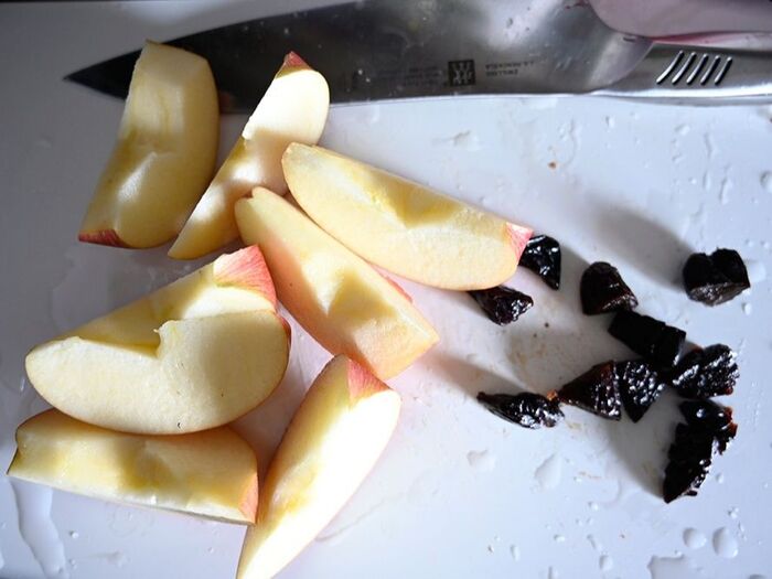 下ごしらえ：リンゴは表面をよく洗い、8等分にくし切り芯を取り除く。プルーンは3等分ほどに刻む。