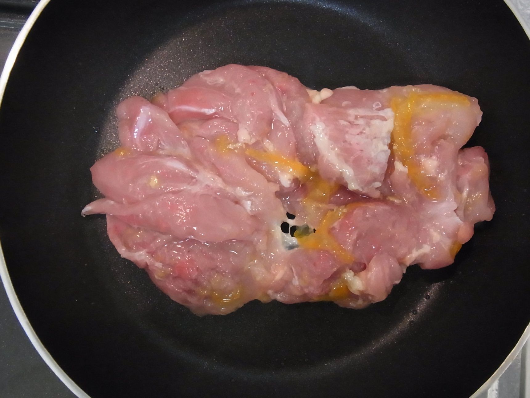 鶏もも肉を焼き煮込んでいきます。