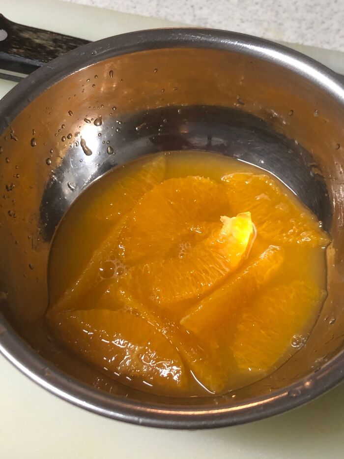 オレンジの果肉を取る。