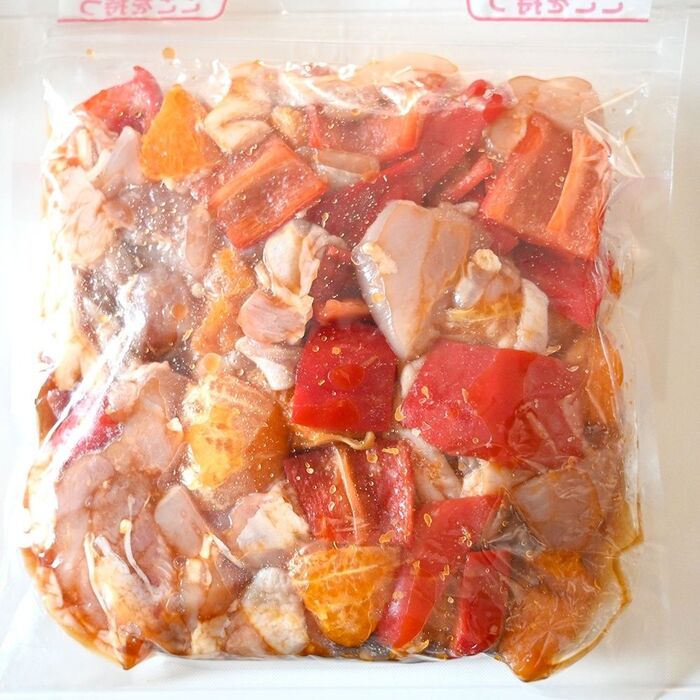 作り方2：鶏もも肉を詰めバッグの上から手で優しく揉み混ぜ込む。