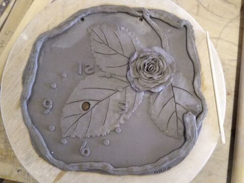 春らしい手作り陶器の掛け時計 薔薇 100均の麻ひもを使って壁に掛けます 暮らしニスタ