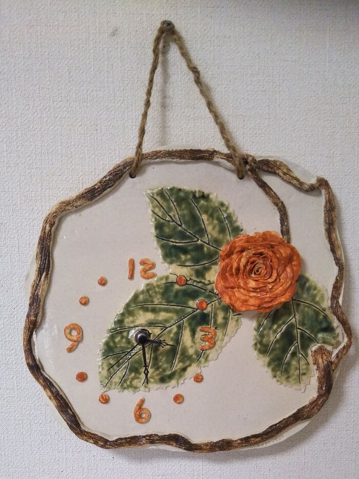♡手作り陶器の掛け時計♡薔薇〜100均の麻ひもを使って壁に掛けます！