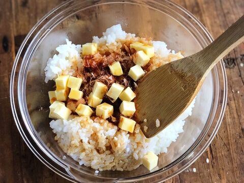 おかかチーズ焼きおにぎり 簡単レシピ 作り置き お弁当 トースター 暮らしニスタ おかかチーズ焼きおにぎり 簡単レシピ 作り置き お弁当 トースター 暮らしニスタ