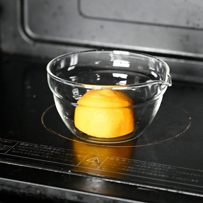 半分に切ったレモンを耐熱器に入れ、600wの電子レンジで20～30秒加熱する。