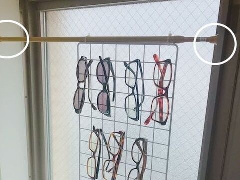 ワイヤーネット 突っ張り棒で出来る メガネ収納 暮らしニスタ ワイヤーネット 突っ張り棒で出来る メガネ収納 暮らしニスタ