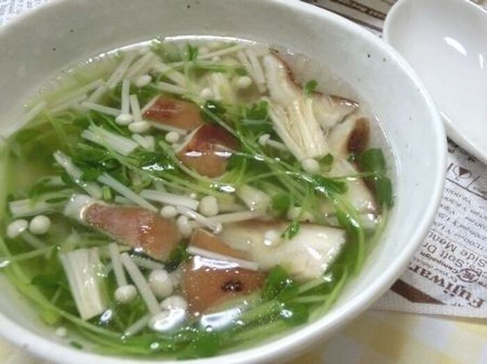 今こそ免疫力アップ！　きのこと豆苗の中華スープ