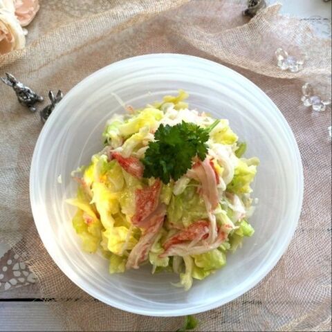 抱えて食べたい 春キャベツと新玉 カニカマの塩麹サラダ 暮らしニスタ