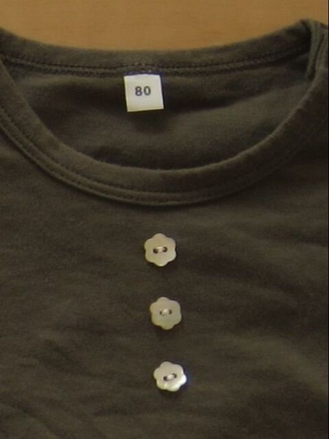 もったいなくて捨てられないボタンを無地の子どもtシャツにつけて 似合うオリジナルを作る 暮らしニスタ もったいなくて捨てられないボタンを無地の子どもtシャツにつけて 似合うオリジナルを作る 暮らしニスタ