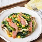 定番だけどやっぱり美味しい！ほうれん草とウインナーのバター醤油ソテー