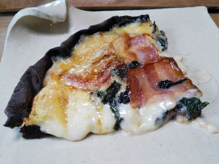 濃厚♡チーズピザ♡黒いタルト型（白カビブリーチーズ＆とろけるチーズ＆ベーコン＆バジル）