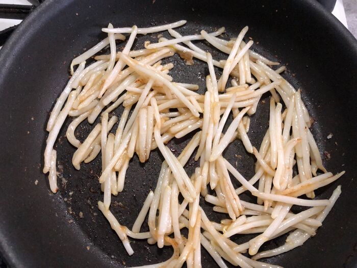 で もやし炒めがベチャッとしない絶妙食感になるコツとは 家事コツ 暮らしニスタ で もやし炒めがベチャッとしない絶妙食感になるコツとは 家事コツ 暮らしニスタ
