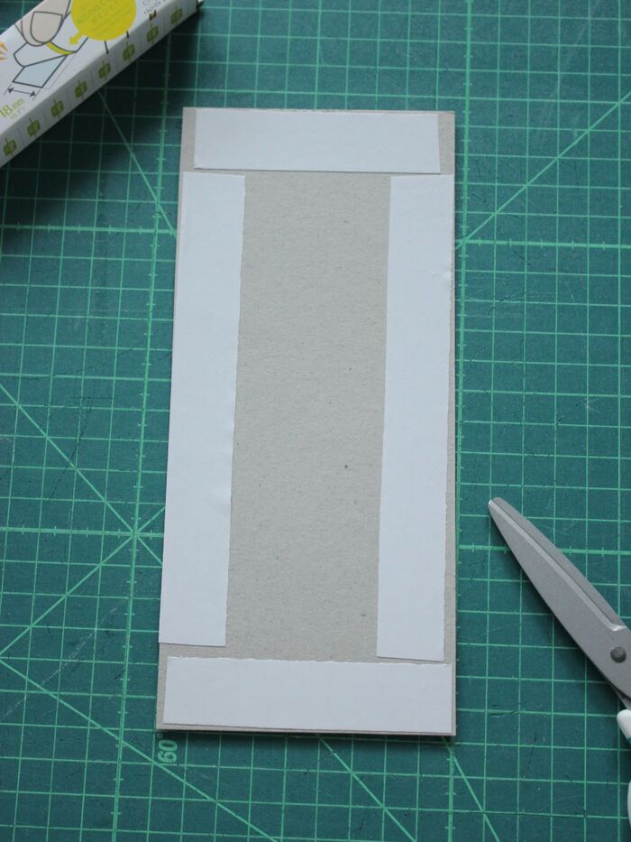 ②両面テープを厚紙の端4辺に貼る