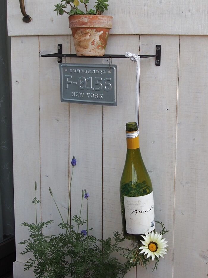 ワインのボトル底をくりぬいて→　→　お花を植えて、、、外用インテリアに～～！
