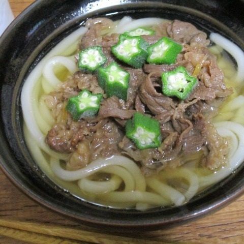 甘辛い牛肉のしぐれ煮た っぷり お野菜も摂れるうどんです 調味料1本で作る 肉うどんおくら入り 暮らしニスタ