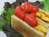 厚焼き卵にちょい足し革命~！厚焼き卵サンドウィッチ♡ハートのウィンナー付きだよ♪