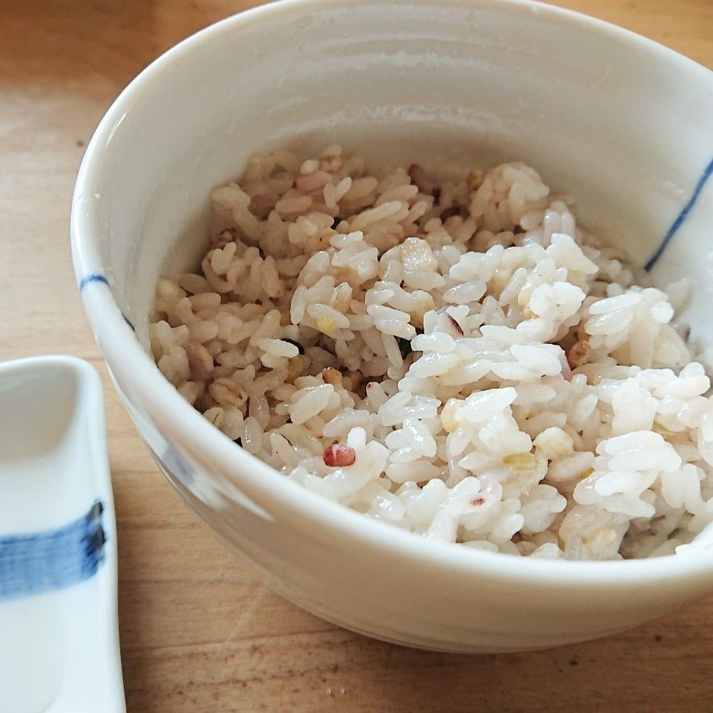 泡立てた卵白に、ご飯を入れます