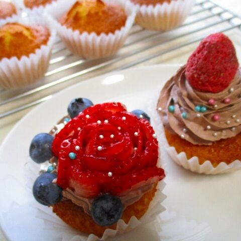気軽にお家カフェ 苺で作る 薔薇の花カップケーキ 暮らしニスタ 気軽にお家カフェ 苺で作る 薔薇の花カップケーキ 暮らしニスタ