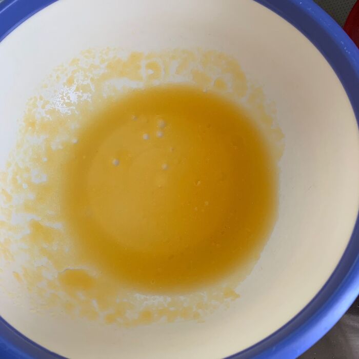 1.オレンジジュース大さじ2(分量外)を使って、ゼラチン大さじ1をふやかしておきます。