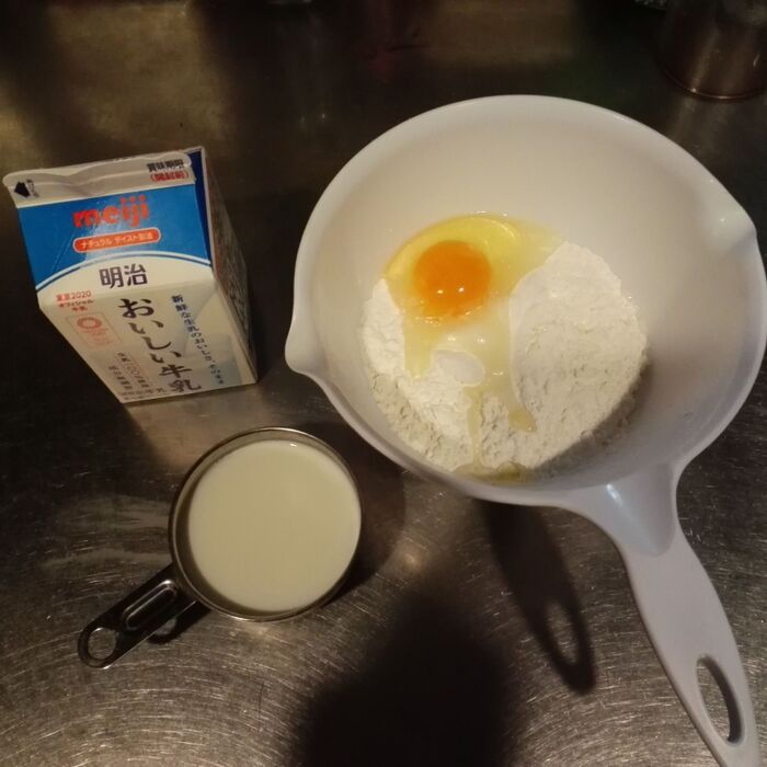 後は、卵と牛乳を入れていつものように焼きます