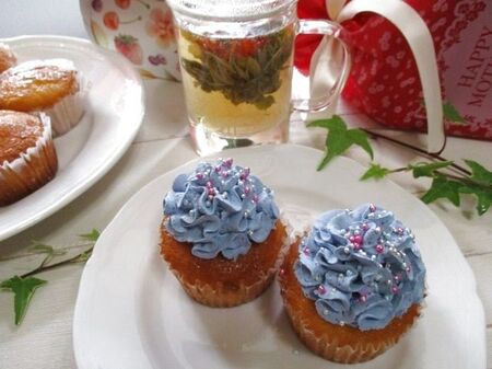 超簡単！青いクリームの作り方とレシピ♡青いカーネーションの花咲く米粉カップケーキ♪(天然色素使用)