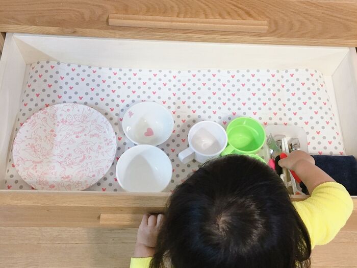 2歳さんお手伝いシリーズ❹　～自分の食事用食器を並べる～   