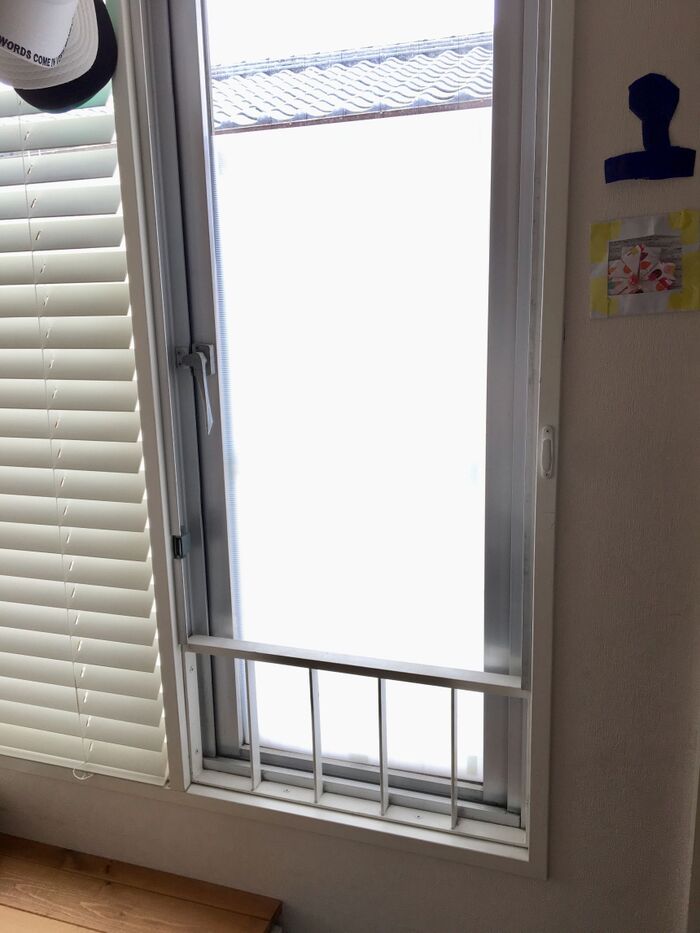 プラダンで目隠しした窓ガラスです。