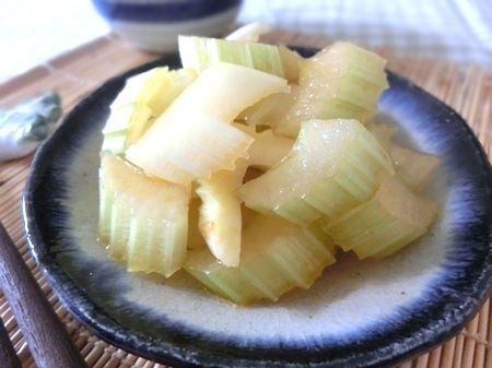 二度美味しい♪　漬け汁は2つをあわせるだけ☆　セロリのピリ辛漬け