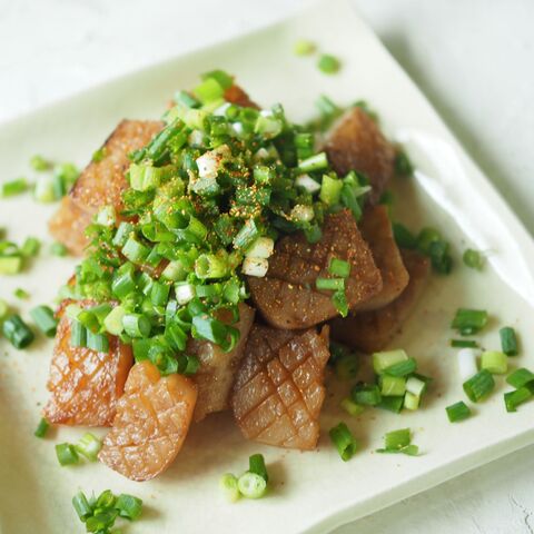 簡単絶品 香ばしさとねぎがヤミツキ こんにゃくの焦がし醤油炒め 暮らしニスタ 簡単絶品 香ばしさとねぎがヤミツキ こんにゃくの焦がし醤油炒め 暮らしニスタ