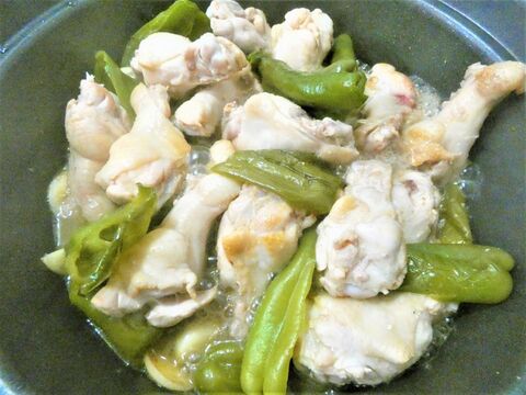 トロトロが美味しい にんにくピーマンの手羽元煮 暮らしニスタ