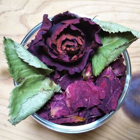薔薇の花びら風呂の後も 花びらを捨てないで まだまだ目と鼻で楽しめます 暮らしニスタ