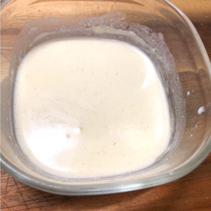 ➁牛乳を入れながら混ぜ、再度600Wで30～40秒加熱し、塩と胡椒を入れて混ぜる。