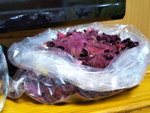 薔薇の花びら風呂の後も 花びらを捨てないで まだまだ目と鼻で楽しめます 暮らしニスタ 薔薇の花びら風呂の後も 花びらを捨てないで まだまだ目と鼻で楽しめます 暮らしニスタ
