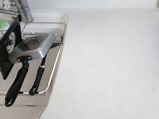 シンクにかけられる 自立する 2way水切りカゴ 暮らしニスタ