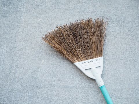 バサバサになって抜け放題の100均ほうきを使いやすく見映えよくする簡単ワザ 暮らしニスタ