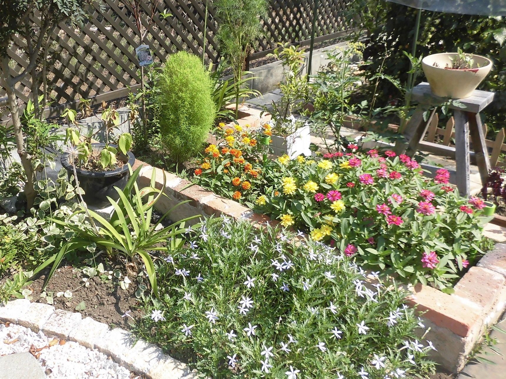 ガーデニング ｄｉｙレンガを使って北欧風花壇を作りました 暮らしニスタ