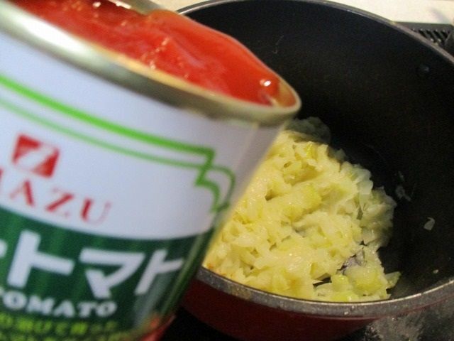 玉ねぎ(後入れセロリも)を焦がさないように、甘みがでるようにじっくり炒めます