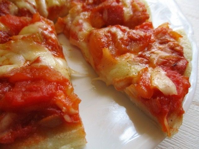 おうちピザ作っちゃう 家庭で作りやすいトマトソースの作り方 ツナ缶 トマトソースで糖質制限ピザ 暮らしニスタ