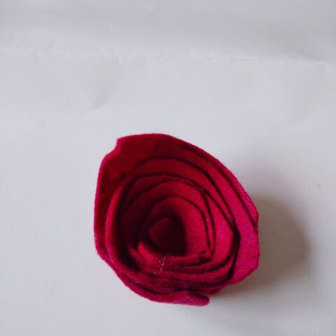 巻いていくだけフェルトでお花ブローチ 暮らしニスタ 巻いていくだけフェルトでお花ブローチ 暮らしニスタ
