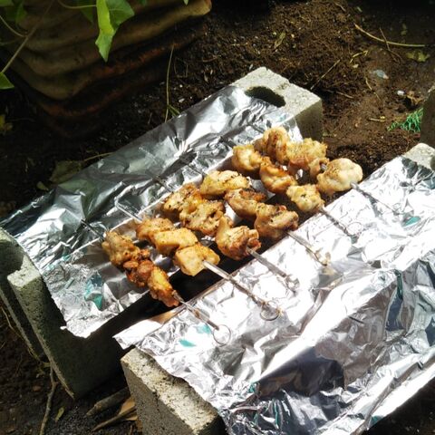 100均の着火剤 固形 簡単火起こし バーベキューランチ 炭火で焼き鳥 焼きそば ソーセージ 暮らしニスタ